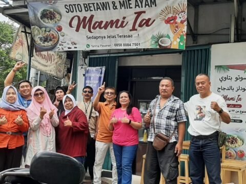 Soto Betawi dan Mie Ayam Mami Ia Di Perempatan Polonia Jaktim