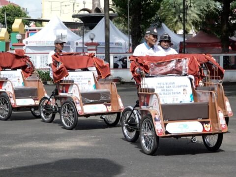 Becak Listrik untuk Pengayuh Senja