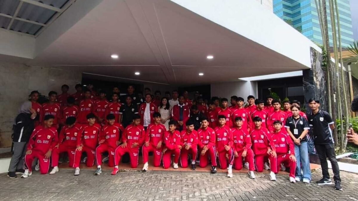 Ketua DPD RI Sultan Najamudin Secara Resmi Melepas Tim Pelajar U-17 Badan Liga Sepak Bola Pelajar Indonesia