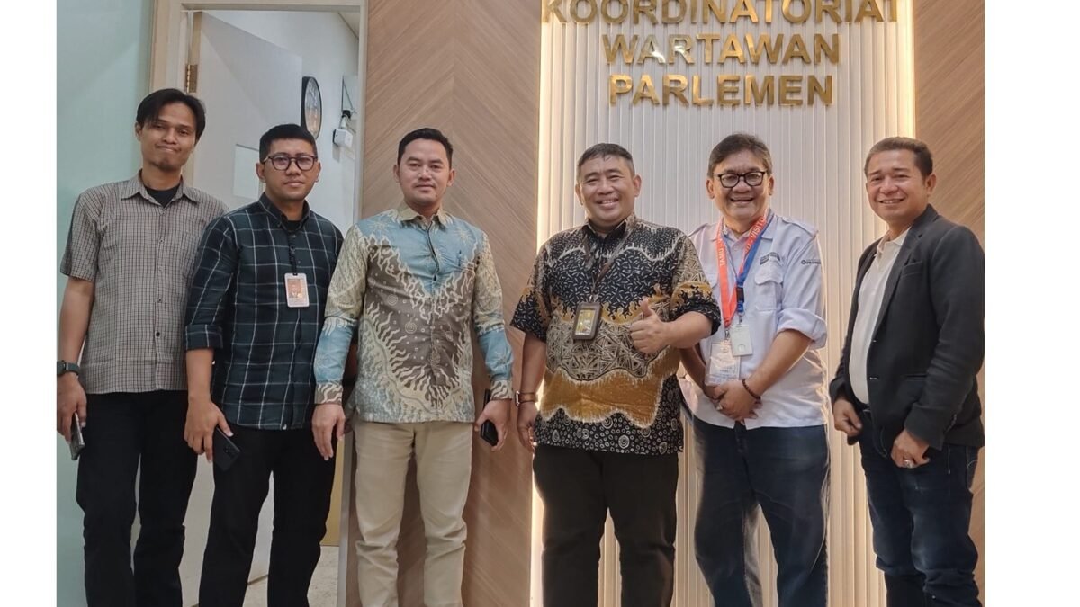 Anjangsana ke KWP di Senayan, Menjaga Jarak yang Perlu
