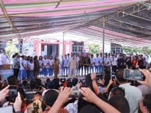 Momen Prabowo Menyanyi Bersama Anak-anak di Pulau Miangas, Wilayah Terluar Indonesia