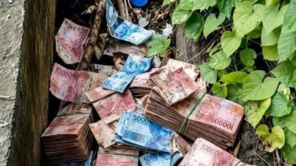 Kalau Menemukan Uang Kotor Seperti Ini, Apakah Harus ‘Dicuci’?