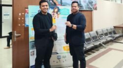 Kuasa hukum DPS menunjukkan salinan surat permohonan mediasi tripartit yang akan diajukan ke Dinas Ketenagakerjaan Kota Jakarta Selatan, terkait sengketa PHK antara DPS dan PT NIL, Kamis (20/8/2026). (Foto: Dok. Kuasa Hukum DPS)