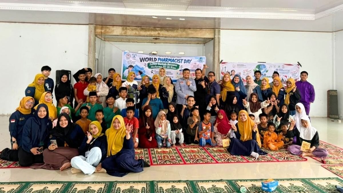 Sepatu Sekolah, Masker, dan Kepedulian Apoteker Riau