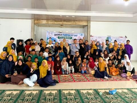 Sepatu Sekolah, Masker, dan Kepedulian Apoteker Riau