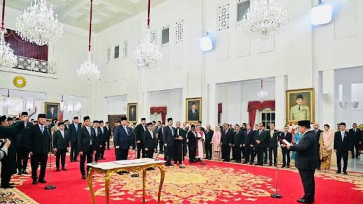 Prabowo Rombak Kabinet, 10 Menteri dan Wamen Dilantik di Istana, Bahlil hingga Dudung Masuk Daftar! Prabowo Rombak Kabinet, 10 Menteri dan Wamen Dilantik di Istana, Bahlil hingga Dudung Masuk Daftar!