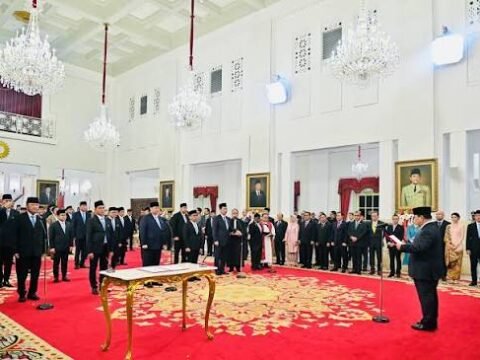 Prabowo Rombak Kabinet, 10 Menteri dan Wamen Dilantik di Istana, Bahlil hingga Dudung Masuk Daftar!