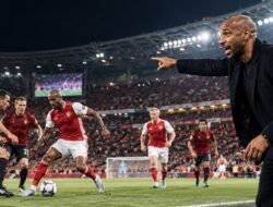 Thierry Henry Bawa Arsenal Legends Tumbangkan MU 3-2 di GBK, Rivalitas Klasik Kembali Membara